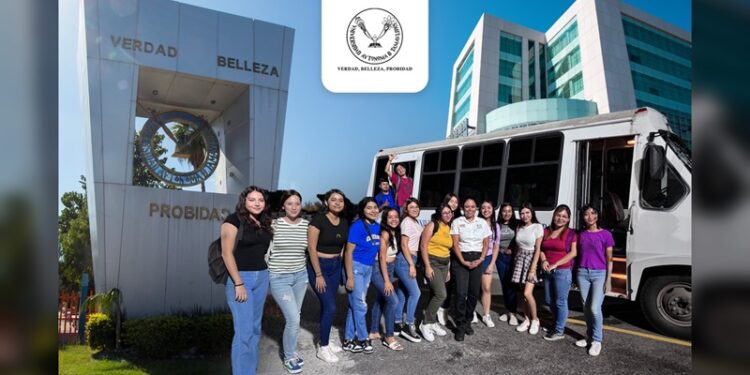 Brindan servicio de transporte a estudiantes de Ciencias de la Educación de la UAT