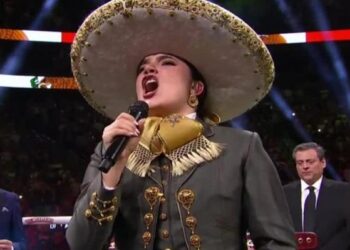 Camila Fernández se equivoca al cantar Himno Nacional