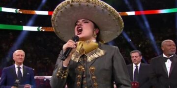 Camila Fernández se equivoca al cantar Himno Nacional