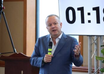 Vota Carlos Canturosas por aumento al mínimo