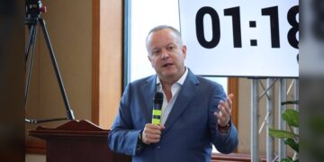 Vota Carlos Canturosas por aumento al mínimo