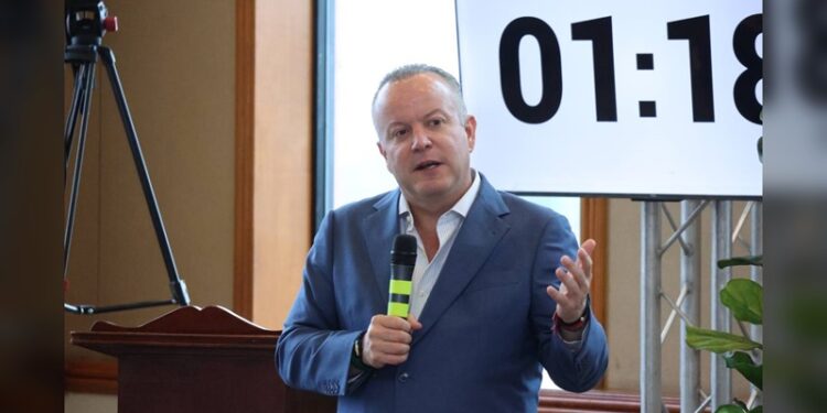 Vota Carlos Canturosas por aumento al mínimo