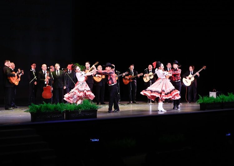 Celebran Américo y María 25 aniversario de la rondalla del hospital de Victoria