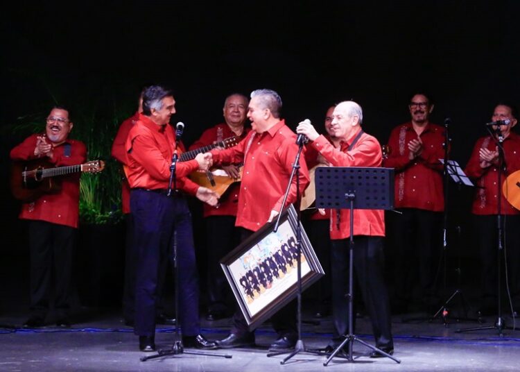 Celebran Américo y María 25 aniversario de la rondalla del hospital de Victoria