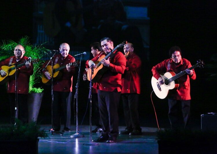 Celebran Américo y María 25 aniversario de la rondalla del hospital de Victoria