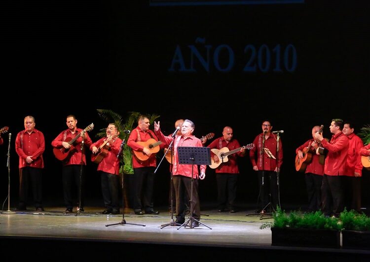 Celebran Américo y María 25 aniversario de la rondalla del hospital de Victoria