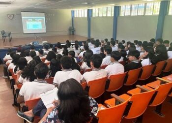 Concientizan a estudiantes sobre retos virales en redes sociales