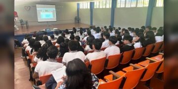 Concientizan a estudiantes sobre retos virales en redes sociales