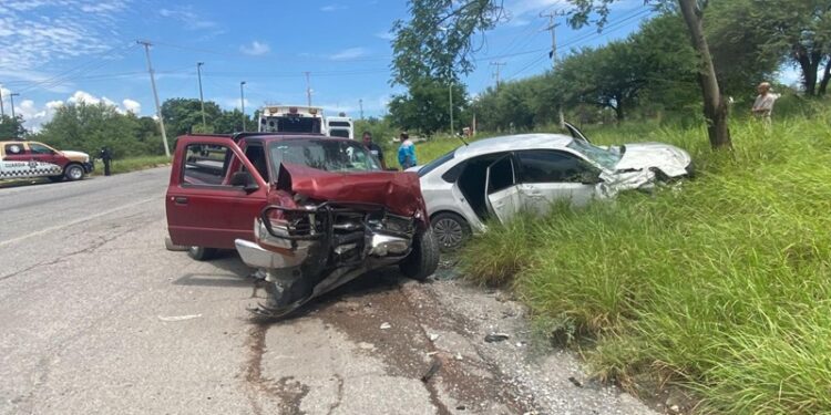 Cuatro lesionados deja “frentazo” en la carretera vieja a El Mante