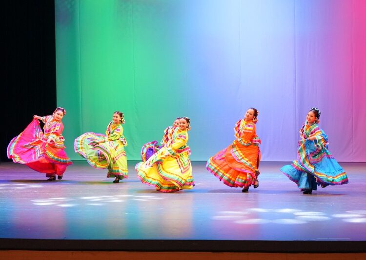 Disfrutan neolaredenses “Noche Mexicana”