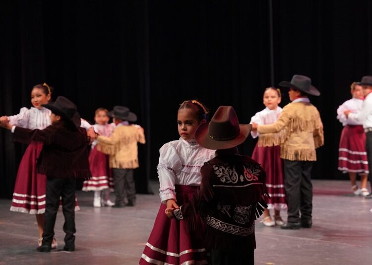 Disfrutan neolaredenses “Noche Mexicana”