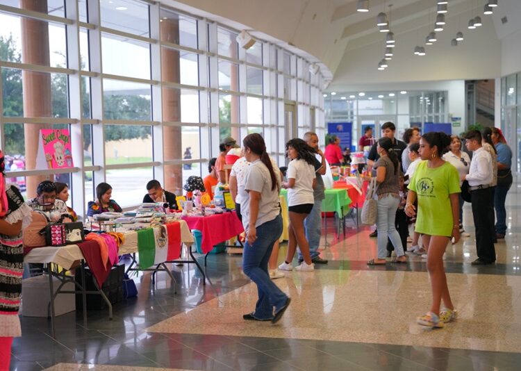 Disfrutan neolaredenses “Noche Mexicana”