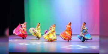 Disfrutan neolaredenses “Noche Mexicana”