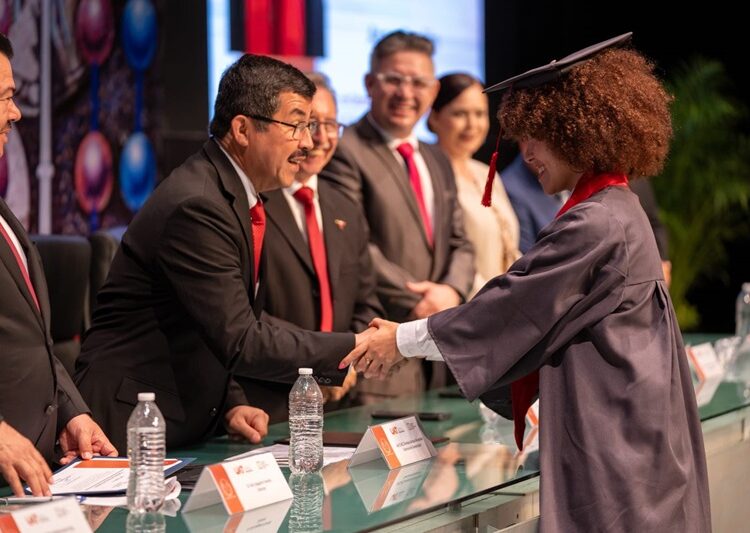 El rector Dámaso Anaya preside la graduación de 161 egresados de la UAT