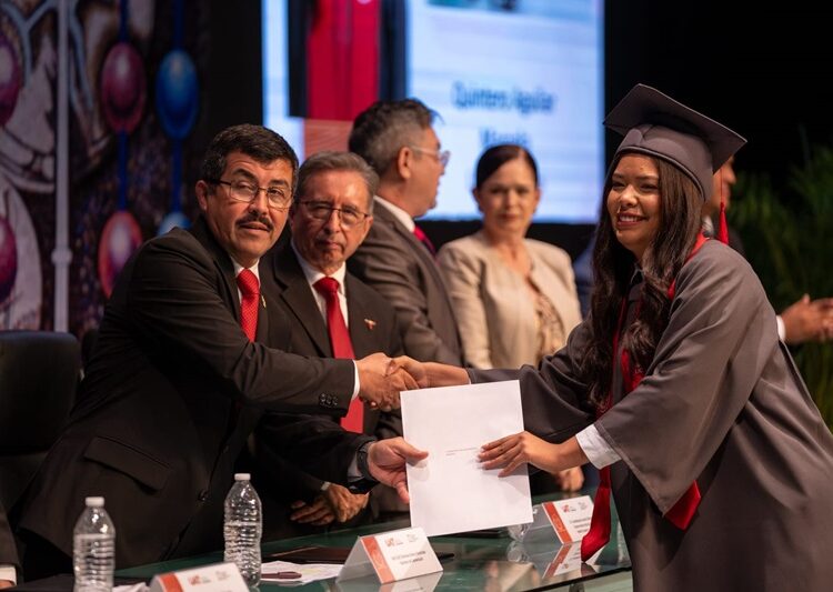 El rector Dámaso Anaya preside la graduación de 161 egresados de la UAT