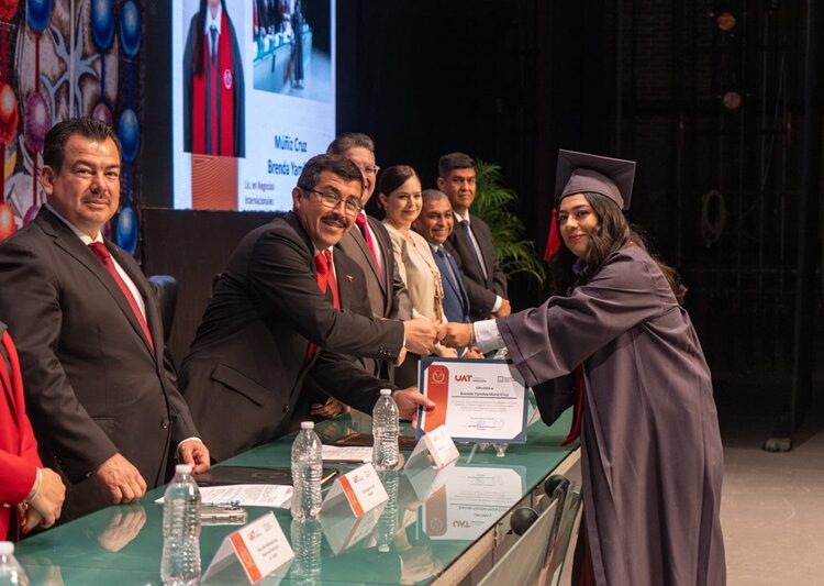 El rector Dámaso Anaya preside la graduación de 161 egresados de la UAT