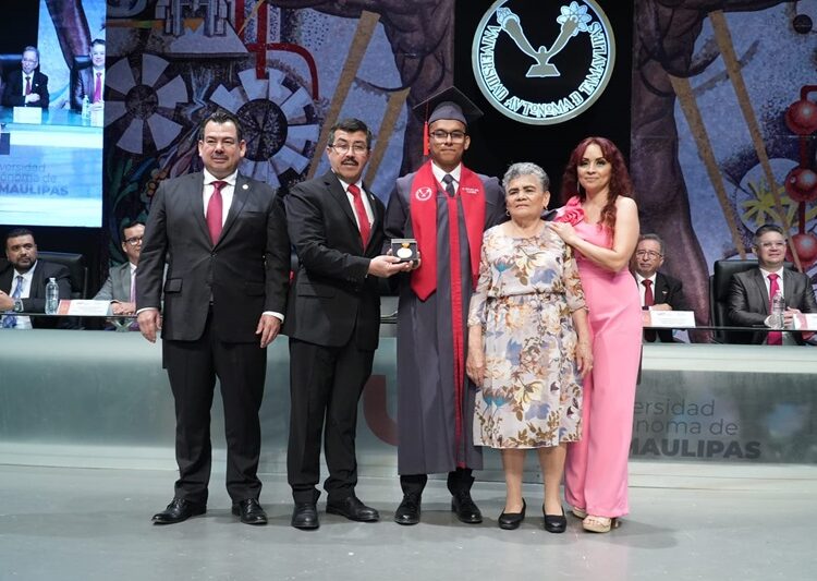 El rector Dámaso Anaya preside la graduación de 161 egresados de la UAT