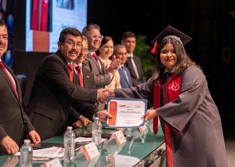 El rector Dámaso Anaya preside la graduación de 161 egresados de la UAT