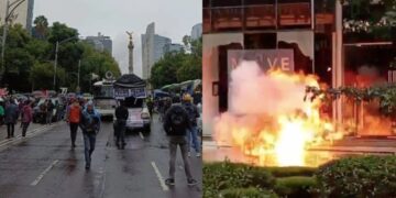¡Encapuchados realizan destrozos en protesta por Ayotzinapa!