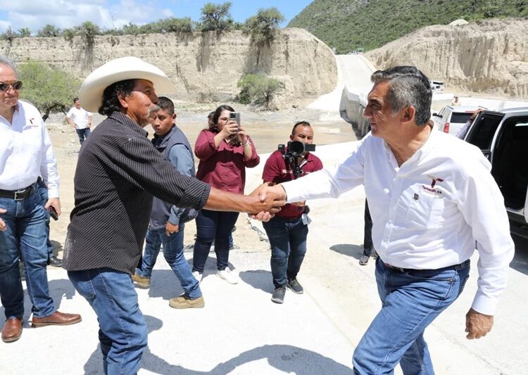 Entrega AVA viviendas a damnificados por tormenta ‘Alberto’ y supervisa obras en Tula