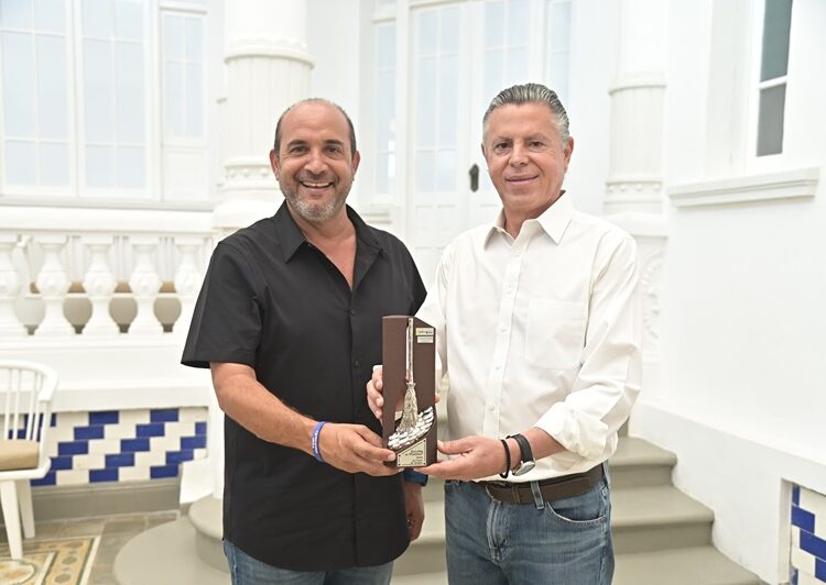 Entrega Chucho Nader preseas a Museo de Tampico