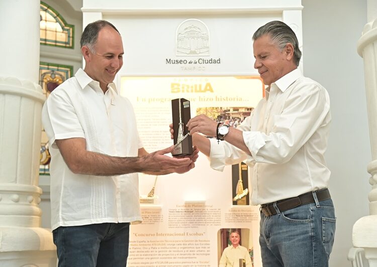 Entrega Chucho Nader preseas a Museo de Tampico
