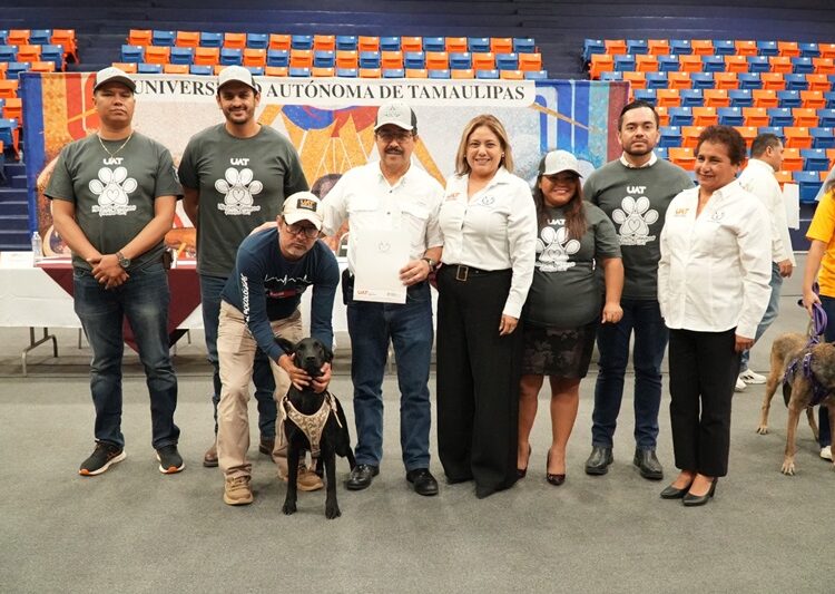 Entrega la UAT en adopción a héroes caninos