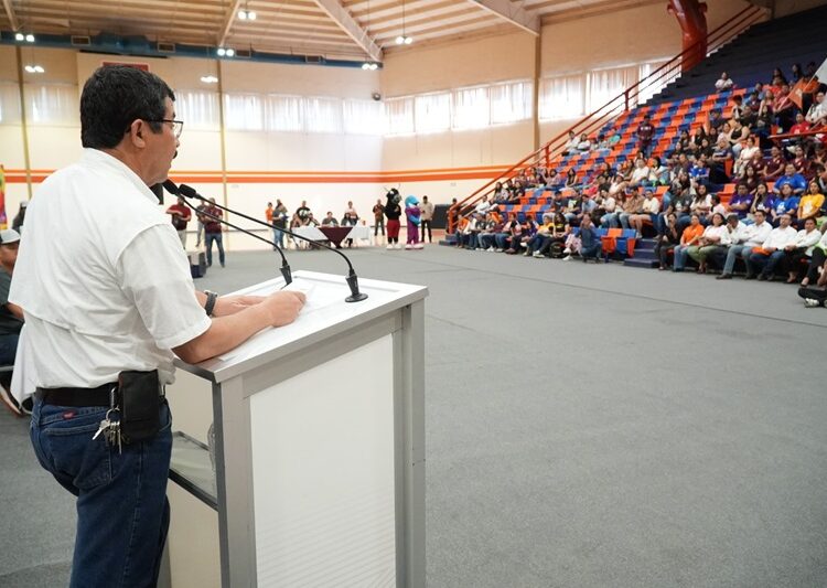 Entrega la UAT en adopción a héroes caninos