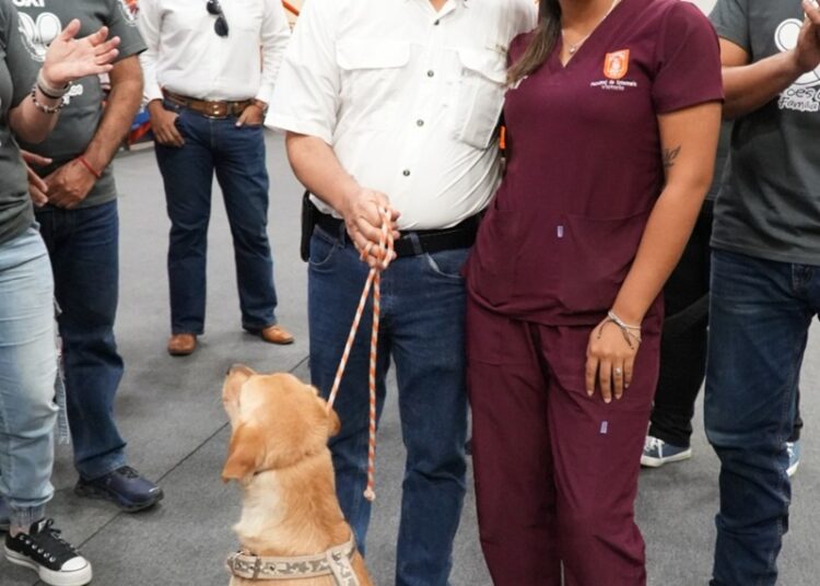 Entrega la UAT en adopción a héroes caninos