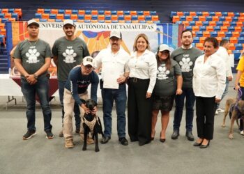 Entrega la UAT en adopción a héroes caninos