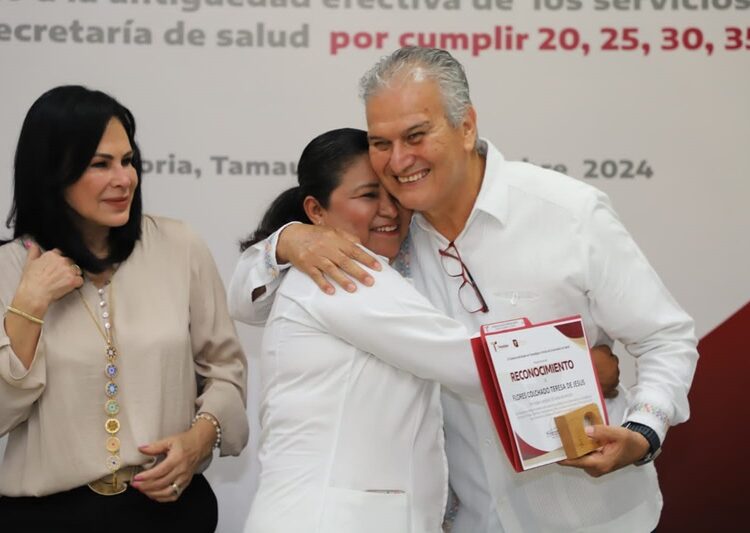 Entregan Premio Estatal de Antigüedad a 220 trabajadores de la salud