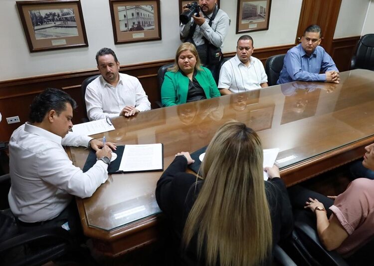 Firma Eduardo Gattás acta de entrega-recepción 2021-2024