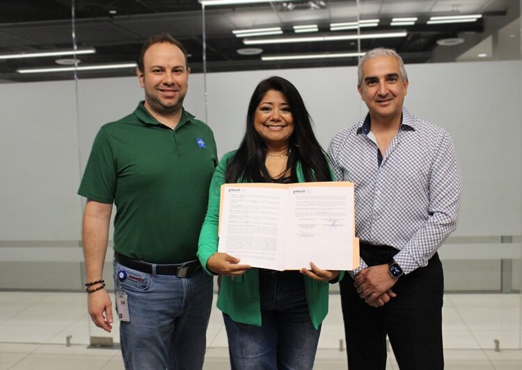 Firman convenio de colaboración INMUJER NLD y maquiladora MEDLINE