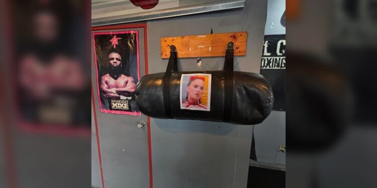 Gimnasio se disculpa por usar fotos de Gala en costales de box