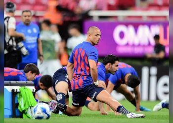 ‘Chicharito’ volvió a lesionarse; baja por varios días