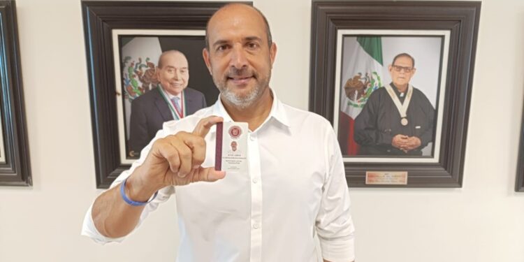 Se presenta al Congreso el primer diputado electo del PAN