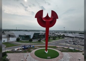 Le dan vida al Águila del Bicentenario en su aniversario