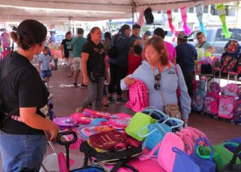 Más de 2 mil 800 emprendedores se benefician con Bazares UNE