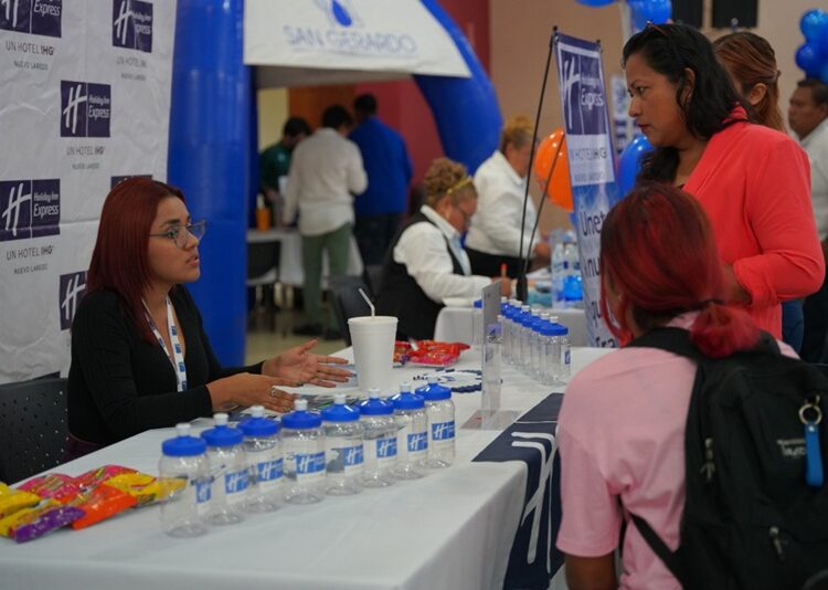 Ofertan más de 2 mil 300 vacantes en Feria de Empleo Municipal