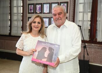 Presenta Aída Féres libro del Sistema DIF Tampico; “6 Años Brillando Juntos”