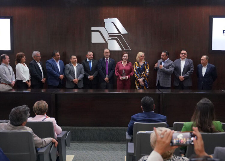 Presenta Carmen Lilia prontuario socioeconómico binacional 2024 ante fuerzas vivas de NLD