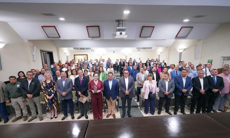 Presenta Carmen Lilia prontuario socioeconómico binacional 2024 ante fuerzas vivas de NLD