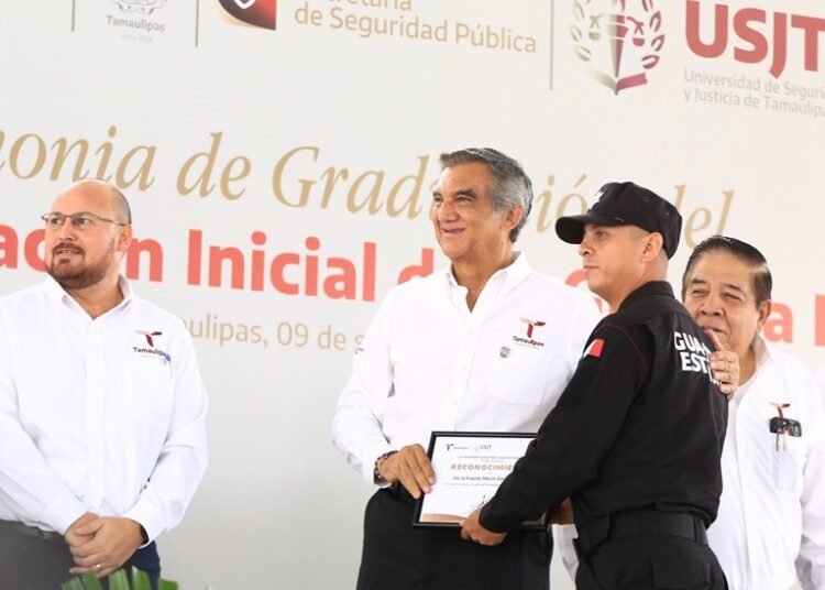Preside gobernador ceremonia de graduación de cadetes que se incorporan a la Guardia Estatal