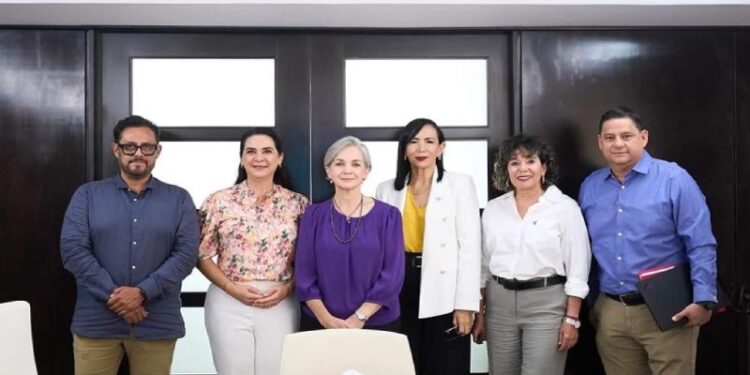 Refrenda lazos Mónica Villarreal con el Sistema DIF estatal