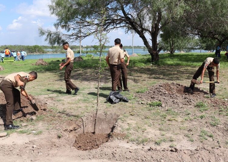 Se unen SEDUMA y estudiantes para reforestar laguna ‘La Escondida’ en Reynosa