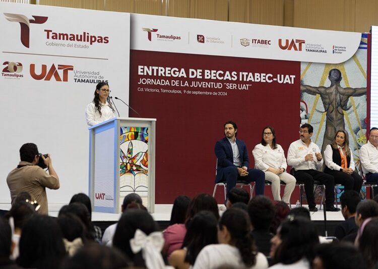 Entregan becas Futuro Tamaulipas a jóvenes de nivel superior