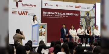 Entregan becas Futuro Tamaulipas a jóvenes de nivel superior