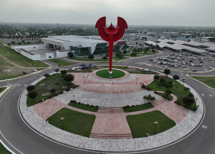 Le dan vida al Águila del Bicentenario en su aniversario