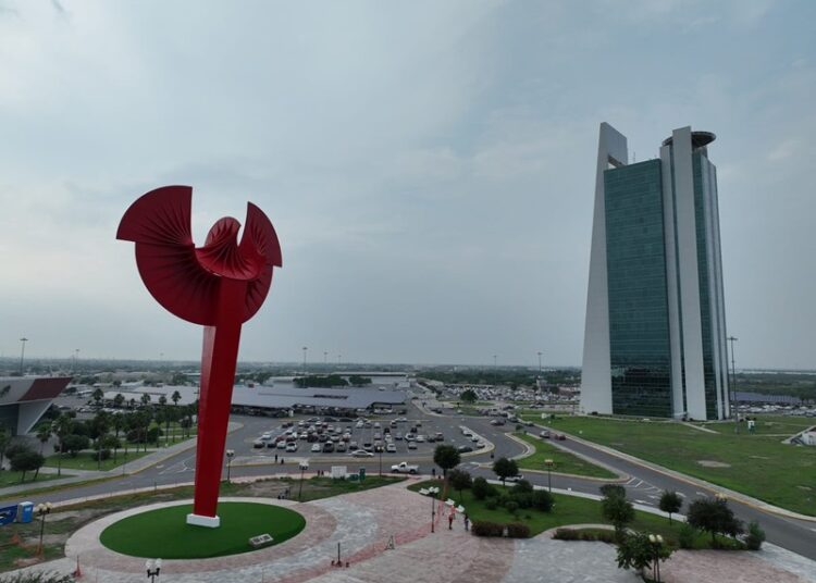 Le dan vida al Águila del Bicentenario en su aniversario