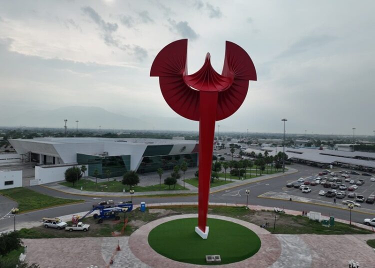 Le dan vida al Águila del Bicentenario en su aniversario